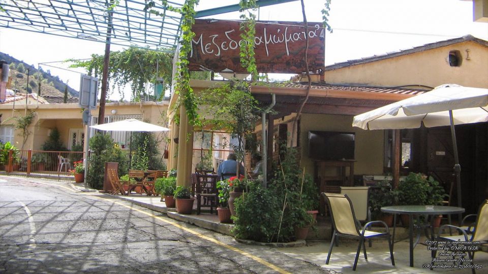 Η γραφική πλατεία , με τα καφέ στο Γούρρι