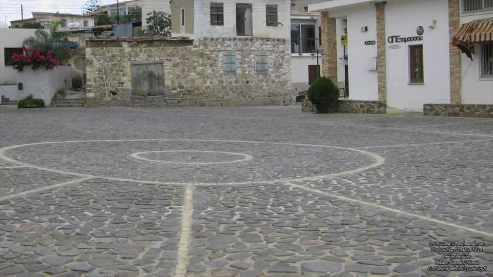 Η Κεντρική λιθόστρωτη πλατεία του χωριού Καπέδες
