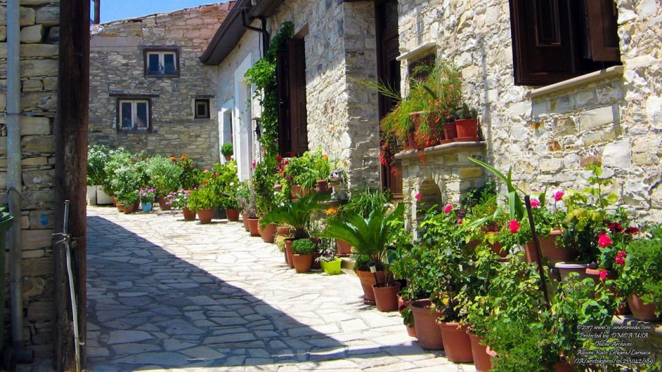 Στα στενά δρομάκια των Κάτω Λευκάρων η ζωή συνεχίζεται όπως ήταν πριν εκατοντάδες χρόνια