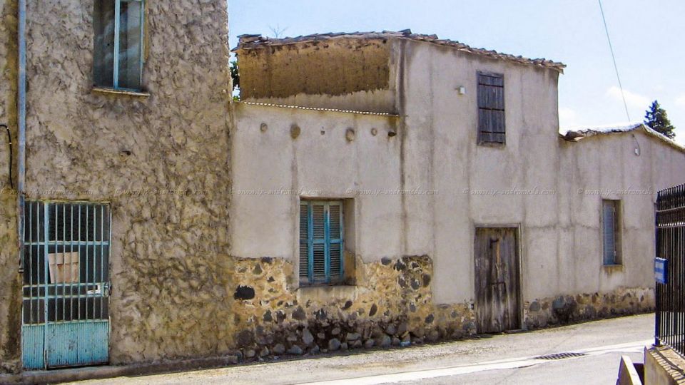 Χαρακτηριστικό δρομάκι στο κέντρο του παλαιού χωριού