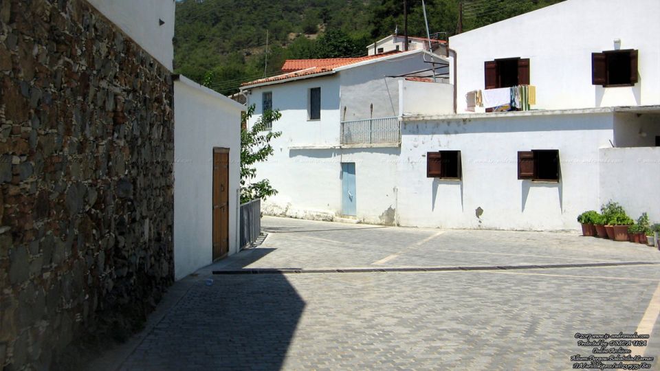 Narrow street in Vavatsinia