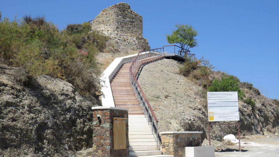 Τα ερείπια του Μεσαιωνικού Πύργου στο χωριό Κάτω Πύργος Τηλλυρίας