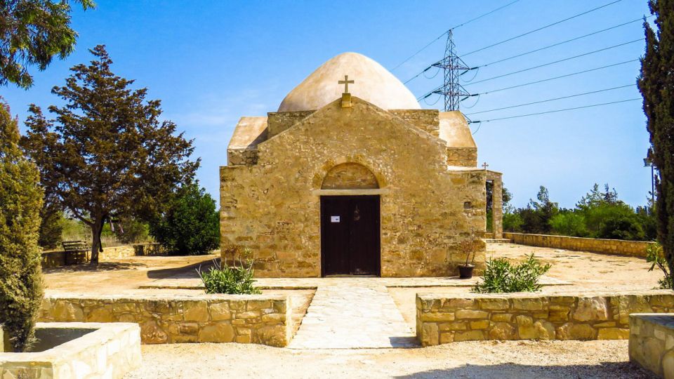 Το μεσαιωνικό ξωκλήσι Αγίου Γεωργίου Αγκώνας στο χωριό Ορμίδια (Ορμήδεια) Λάρνακας