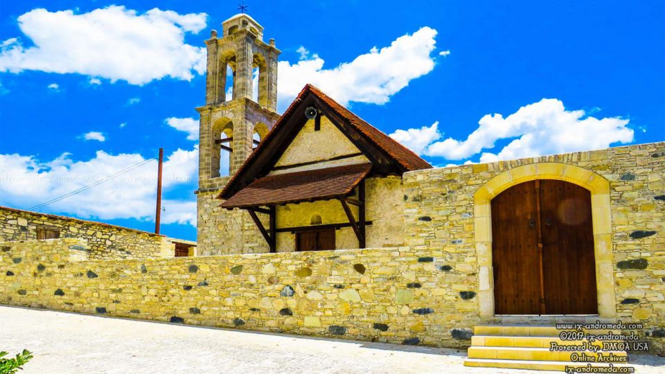 Η κύρια εκκλησία στο χωριό Καπηλειό Λεμεσού είναι αφιερωμένη στον Άγιο Γεώργιο