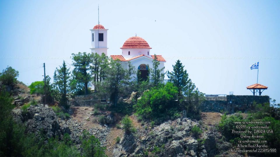 Το ξωκλήσι του Προφήτη Ηλία, σε κορυφή που δεσπόζει των χωριών της κοιλάδας του ποταμού Λιμνάτη