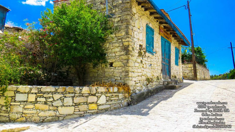 Χαρακτηριστική παραδοσιακή αρχιτεκτονική σπιτιού στο πετρόκτιστο χωριό Καπηλειό 