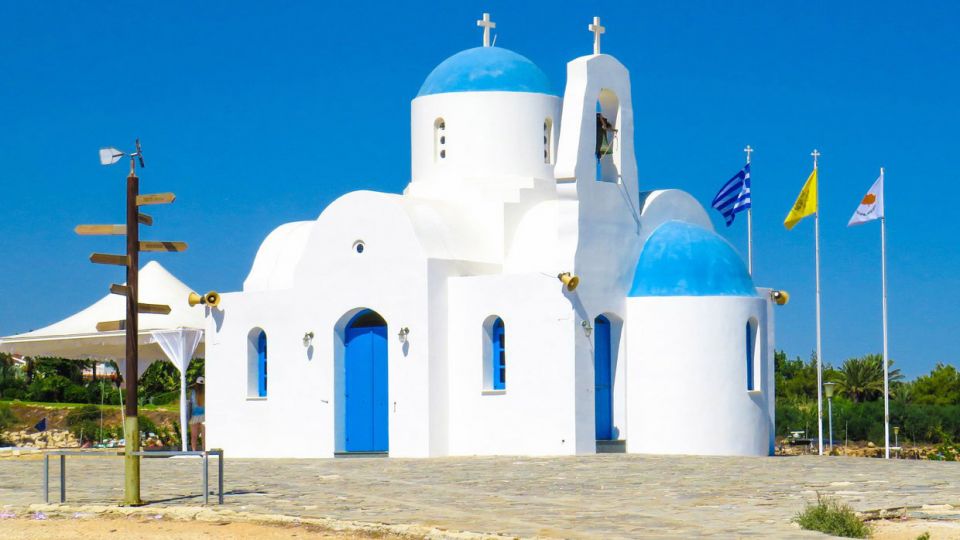 Τα Αιγαιοπελαγίτικα χρώματα "ντύνουν" το εκκλησάκι του Αγίου Νικολάου στον Πρωταρά