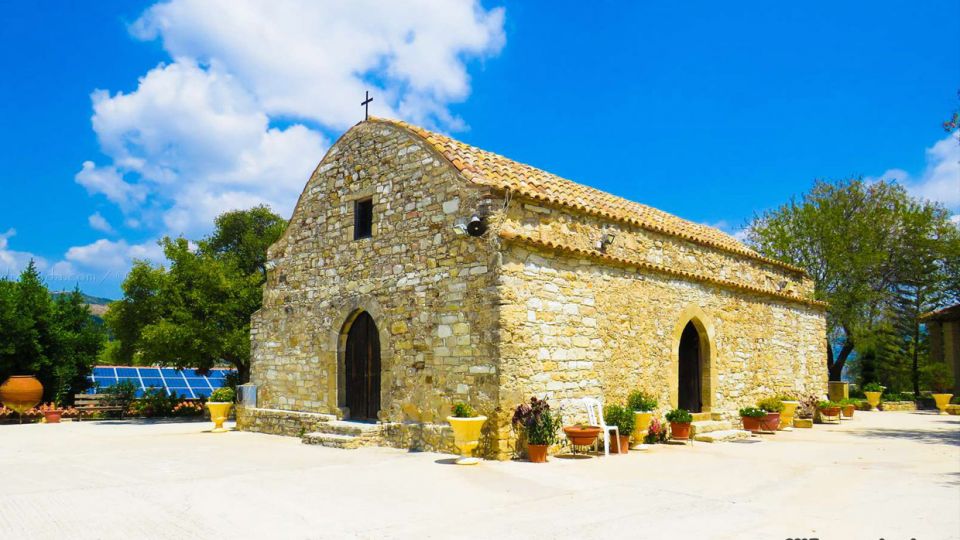 Μια τεράστια σειρά από θαυματουργές παρεμβάσεις συνοδευουν την Ιερά Μονή Παναγία η Σαλαμιώτισσα