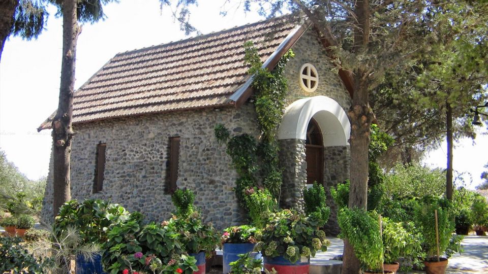 Το μικρό εξωκλήσι των Αγίων Ανδρόνικου και Αθανασίας στο Μένοικο