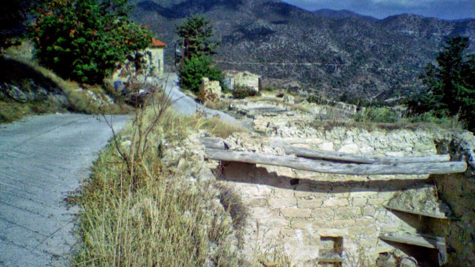 Δρόμος στο ερειπωμένο χωριό Μαθηκολώνη στην Λεμεσό