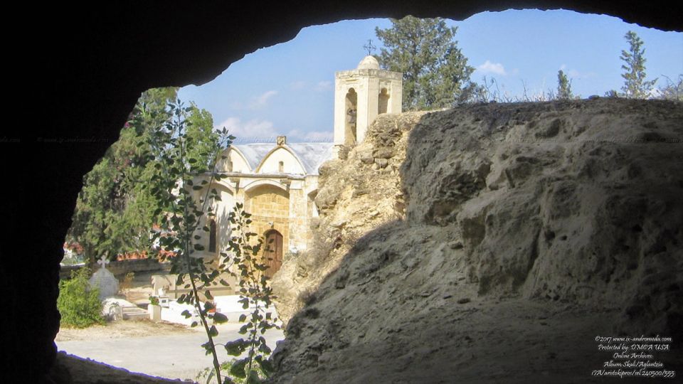 Η πλατεία με τις σπηλιές στο Σκαλί Αγλαντζιάς