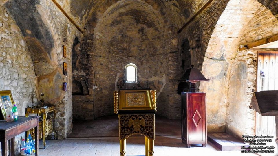 Το εσωτερικό του μικρού Ναού της Παναγίας Αμπελουτζιώτισσας στο Καπηλειό Λεμεσού