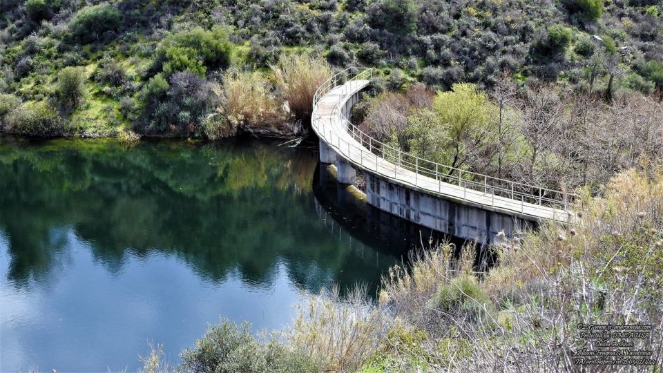 Τοξωτό φράγμα στον ποταμό Βασιλικό και το χωριό Άγιοι Βαβατσινιάς της Ορεινής Λάρνακας