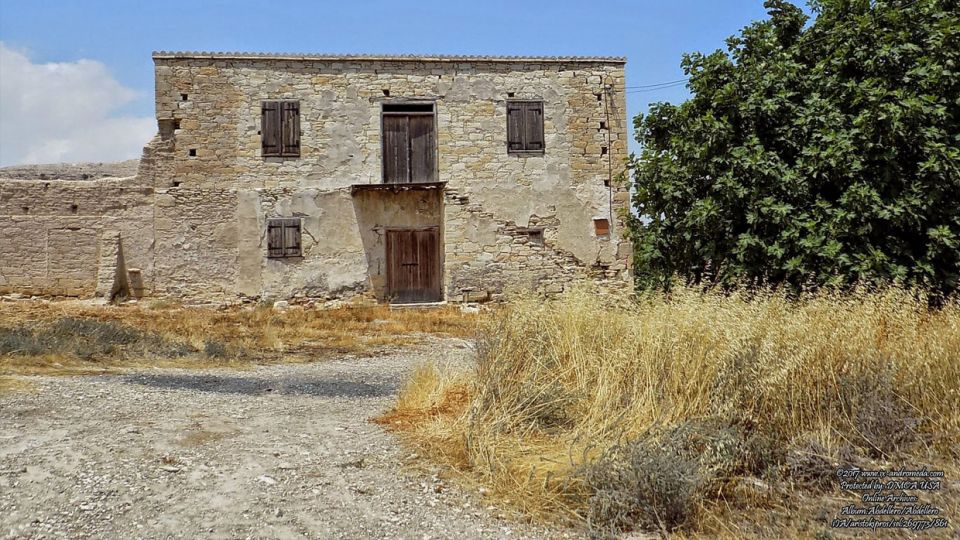 Σπίτια με την χαρακτηριστική αρχιτεκτονική της Μεσαορίας στο Αβδελλερό