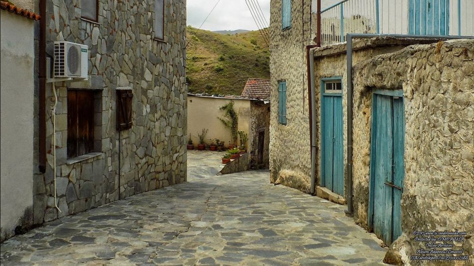 Πλακόστρωτα δρομάκια και ξύλινα μπαλκόνια στην Ακαπνού