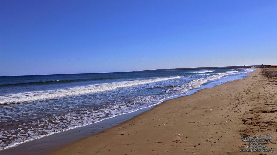 Το καλοκαίρι η παραλία Απλώστρα δέχεται χιλιάδες επισκέπτες κάθε μέρα