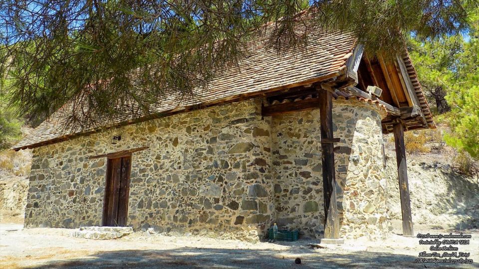 Εξωκλήσι αφιερωμένο στον Τίμιο Σταυρό στο χωριό της Μαδαρής Αγία Ειρήνη