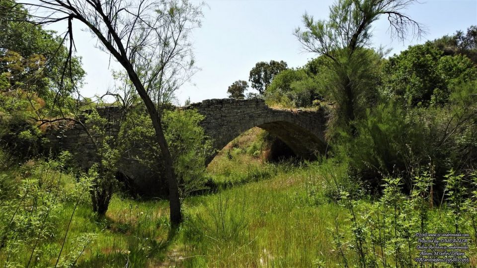 Το Μεσαιωνικό γεφύρι Πάνω Λευκάρων που γεφυρώνει τον ποταμό Συρκάτη