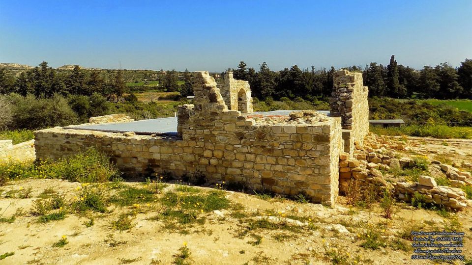 Τα ερείπια του αρχαίου Ναού που ήταν αφιερωμένος στον Όσιο Αθανάσιο Τον Πεντασχοινίτη