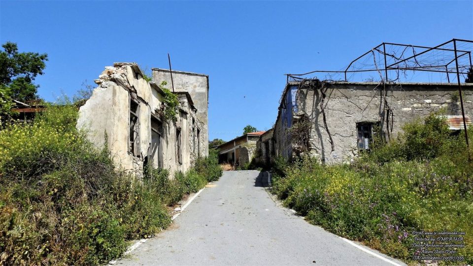 Γειτονιά στον μοναδικό ασφαλτοστρωμένο δρόμο που μοιράζει το χωριό στα δύο