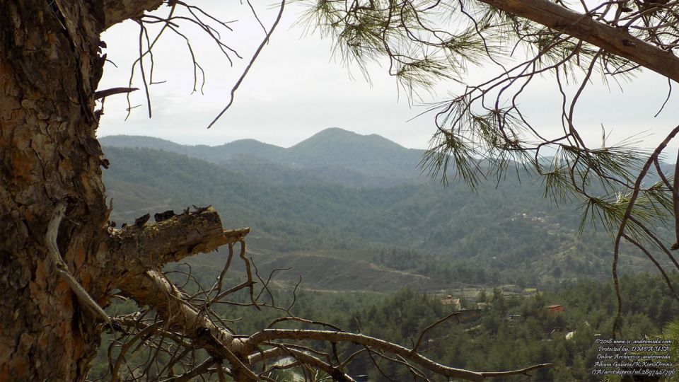 Τα βουνά του Φρμακά όπως φαίνονται από την τοποθεσία όπου βρίσκεται η αρχαία γαλαρία