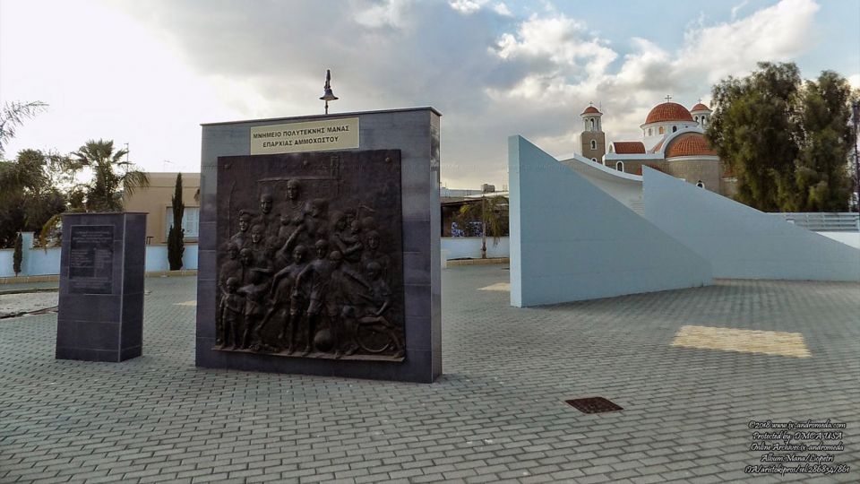Το Μνημείο που είναι αφιερωμένο στην Πολύτεκνη Μάνα της Αμμοχώστου βρίσκεται στο χωριό Λιοπέτρι