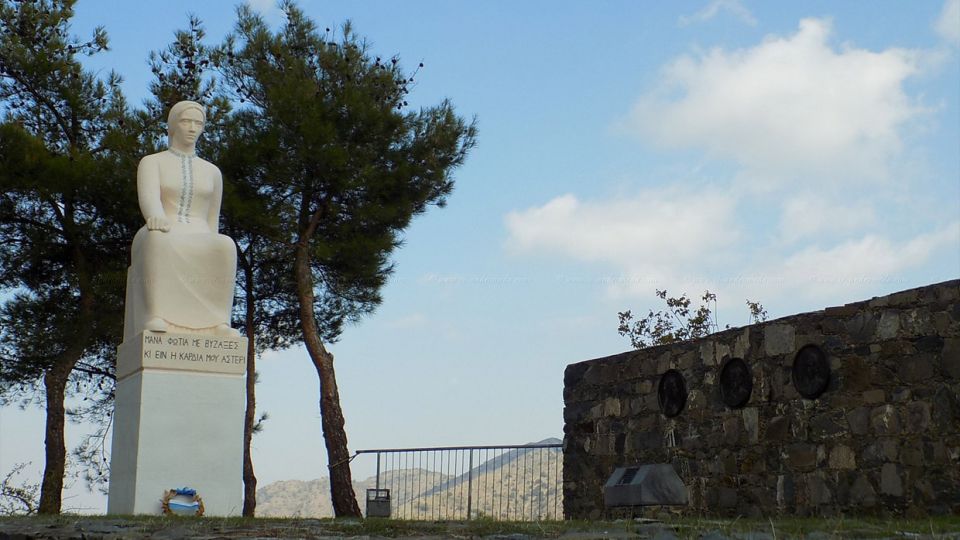 Τα 145 πέτρινα σκαλοπάτια που οδηγούν στο Μνημείο της Κύπριας Μάνας πρέπει ο κάθε Έλληνας της νήσου να ανεβεί.