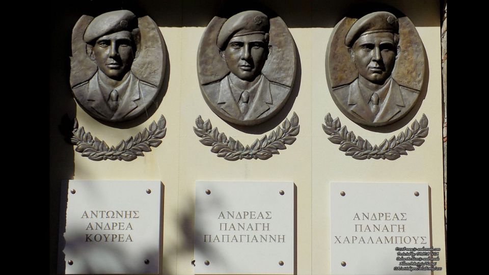 Τρεις μορφές χαραγμένες σε χαλκό που δημιούργησε η Κύπρος φανερώνουν το δράμα του νησιού