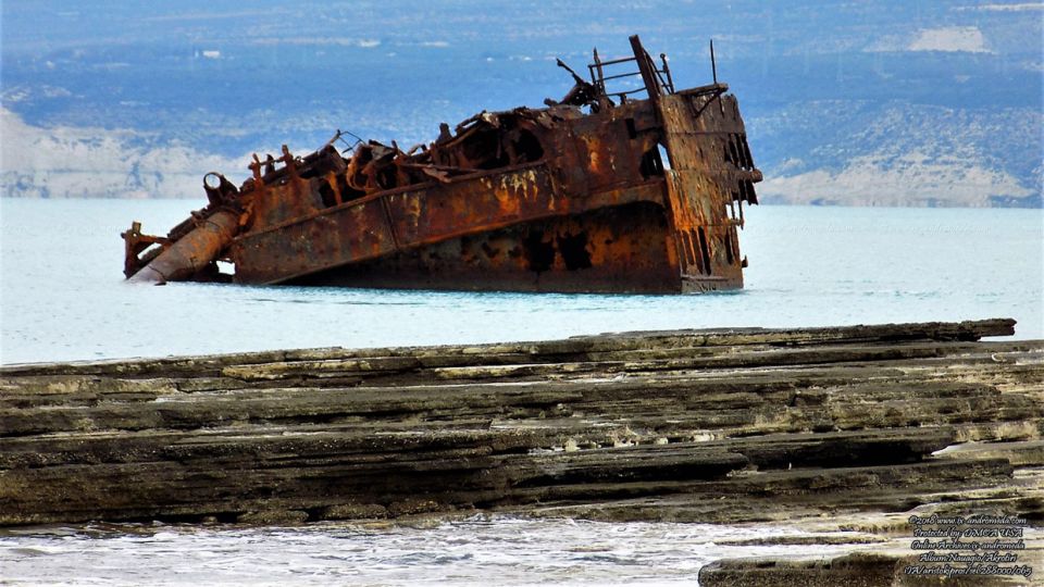 Η ύπαρξη ναυαγίου λίγα μέτρα από την ακτή σου προκαλεί δέος για τη οργή της θάλασσας
