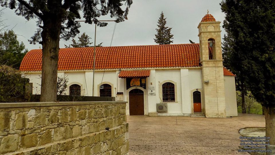 Σε σχήμα καμαροσκέπαστης Βασιλικής είναι κτισμένη η εκκλησία Αγίου Νικολάου στη Νατά