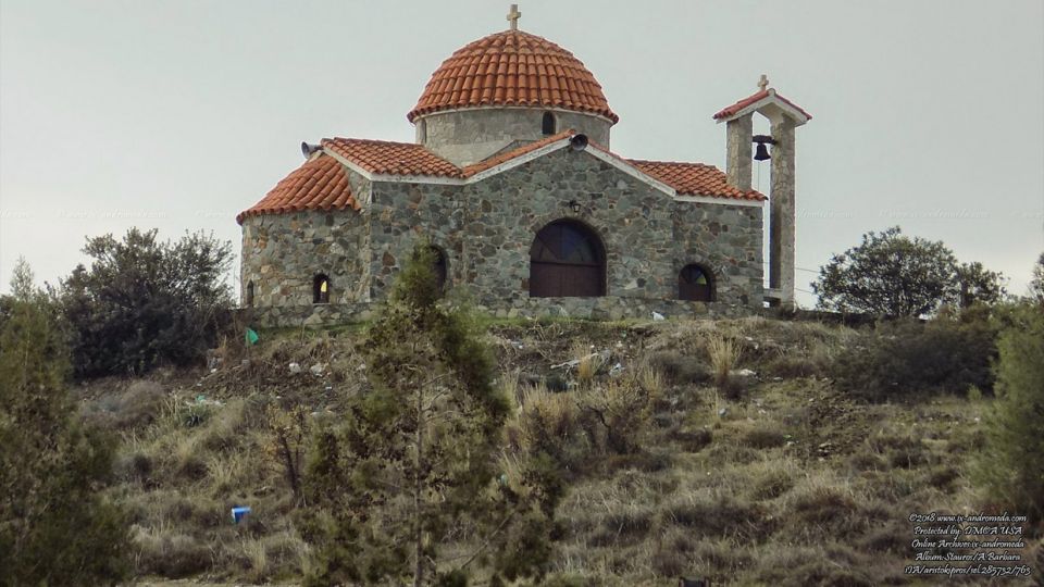 Στη κορυφή λόφου που δεσπόζει του χωριού είναι κτισμένο το εξωκλήσι του Τιμίου Σταυρού