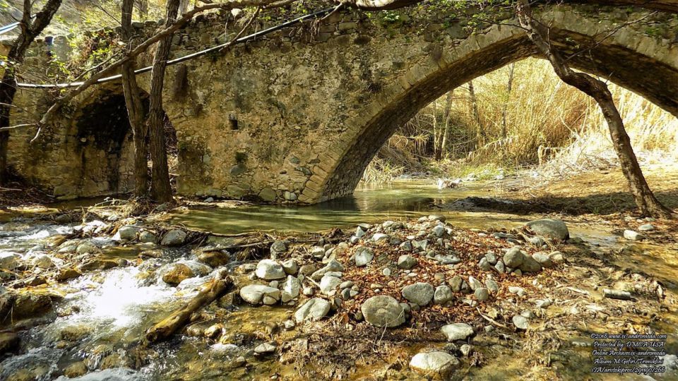 Το Μεσαιωνικό πετρόκτιστο και δύο τόξων Γεφύρι Τριμίκλινης γεφυρώνει τον ποταμό Κούρη