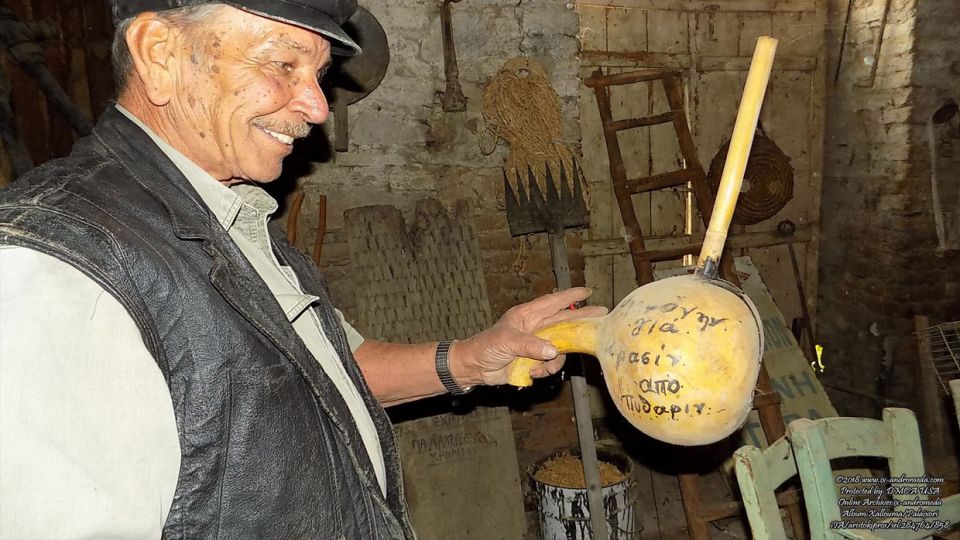 Ο κ. Γιώργος Χαλλουμάς μας εξηγεί πως γέμιζαν τα κρασοκόλοκα μέσα από το πιθάρι
