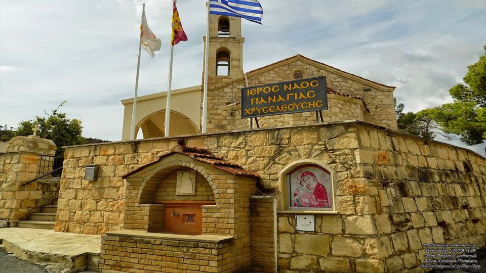 Ιερός Ναός Παναγίας Χρυσελεούσης στο χωριό Φοινικάρια της επαρχίας Λεμεσού