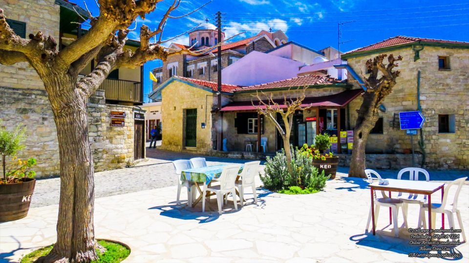 Η κεντρική πλατεία του χωριού Δορά με φόντο την εκκλησία Αγίας Μαρίνας