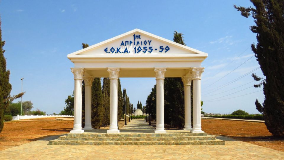 Μνημείο αφιερωμένο στην 1ην Απριλίου 1955 και στην Εθνική Οργάνωση Κυπρίων Αγωνιστών στο χωριό Αυγόρου