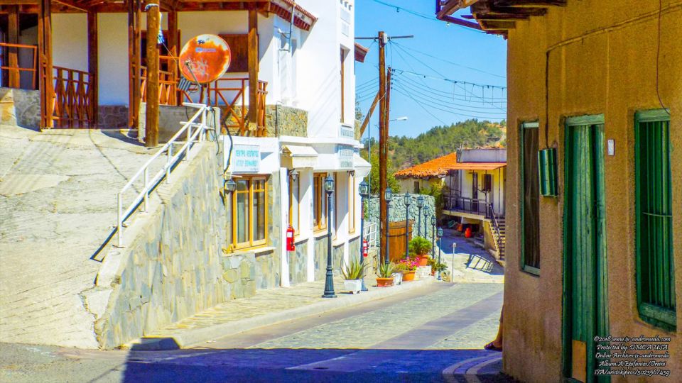 Μικρή πλακόστρωτη πλατεία χαρακτηριστικό δείγμα της τάξης και της καθαριότητας που θα δεις στον Άγιο Επιφάνιο Ορεινής  