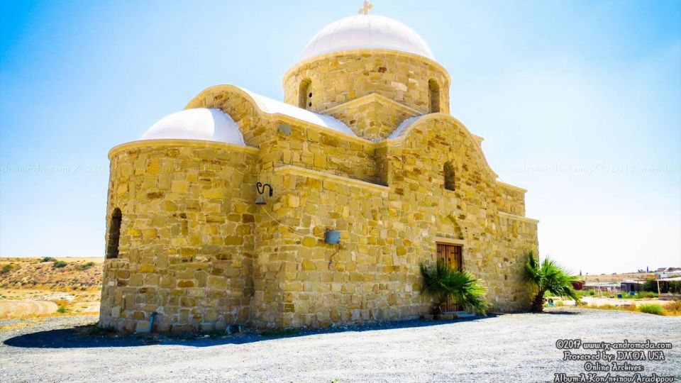 Στα ερείπια του αρχαίου Βασιλείου της Αραδίππου είναι κτισμένο το εξωκλήσι Άγιος Κωνσταντίνος