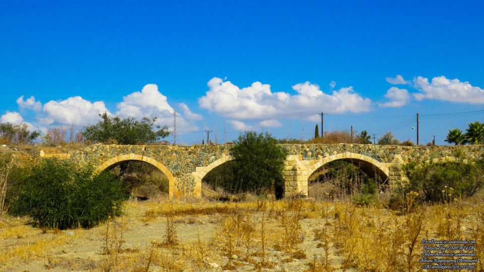 Το πέτρινο γεφύρι τεσσάρων καταβιβασμένων τόξων που γεφυρώνει τον ποταμό Κούμουρρο