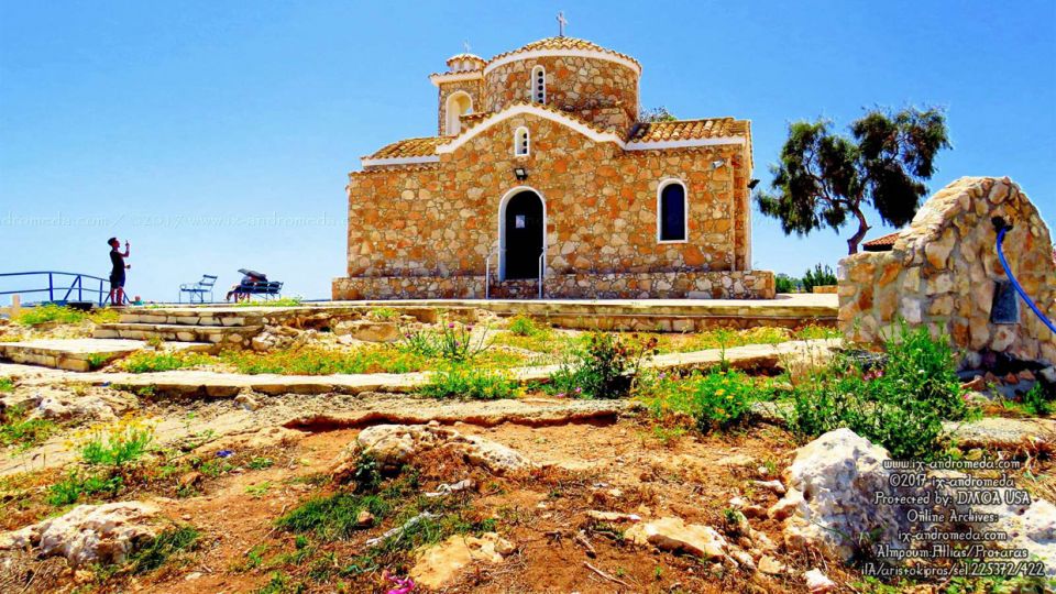 Στην κορυφή ασβεστολιθικού λόφου και στο κέντρο του Πρωταρά βρίσκεται το ξωκλήσι του Προφήτη Ηλία