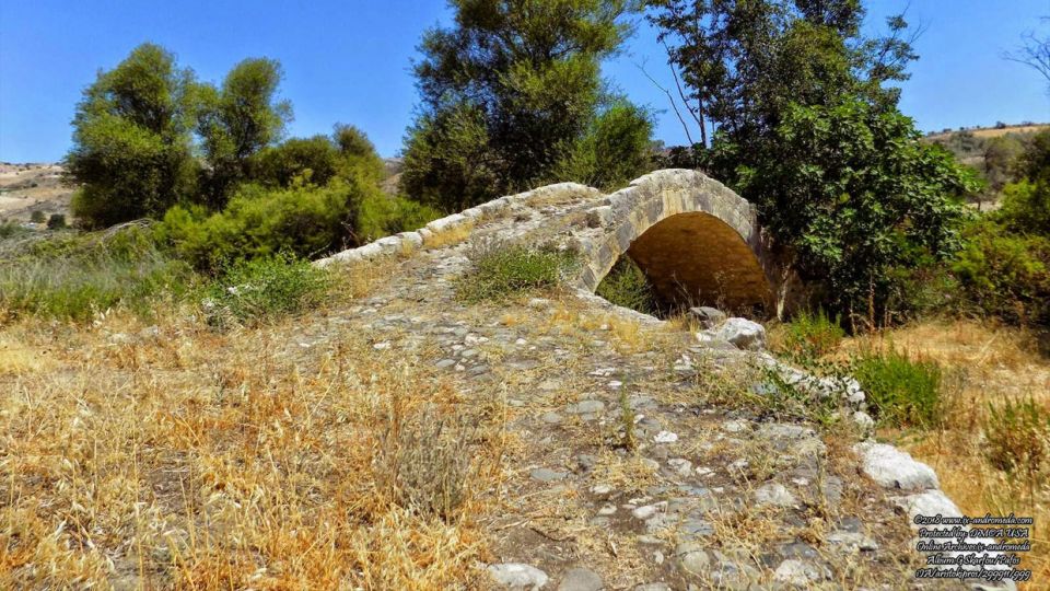 Το Ενετικό γεφύρι Σκαρφού γεφυρώνει τον ποταμό Σταυρός της Ψώκας ή Σκαρφό.