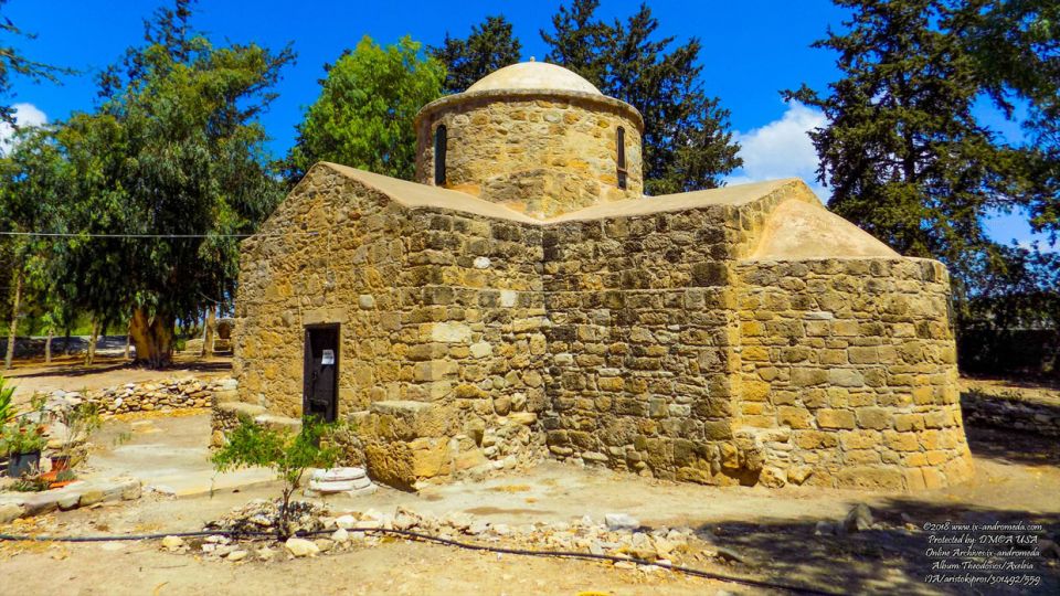 Από πολύ πριν τον 12ον αιώνα είναι κτισμένο το εκκλησάκι Αγίου Θεοδοσίου στην Αχέλεια