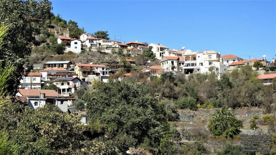 Το χωριό Δύμες εξαφανίζεται μέσα στο πράσινο και την ομορφιά του τοπίου