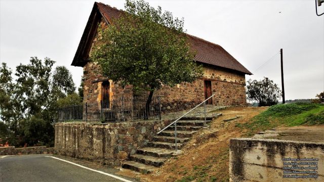 Στο παραδοσιακό κέντρο της Κοράκου είναι κτισμένος ο Ναός του Αγίου Μάμαντος