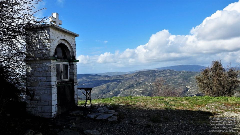 Κάποτε εδώ υπήρχε ξωκλήσι αφιερωμένο στον Άγιο Κωνσταντίνο το οποίο γκρέμισαν οι Οθωμανοί Τούρκοι