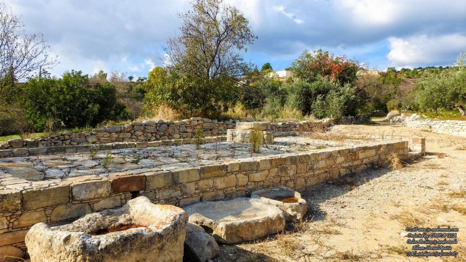 Πέτρινη, υπόγεια και θολωτή η Μεσαιωνική Στέρνα στο χωριό Απαισιά, της επαρχίας Λεμεσού
