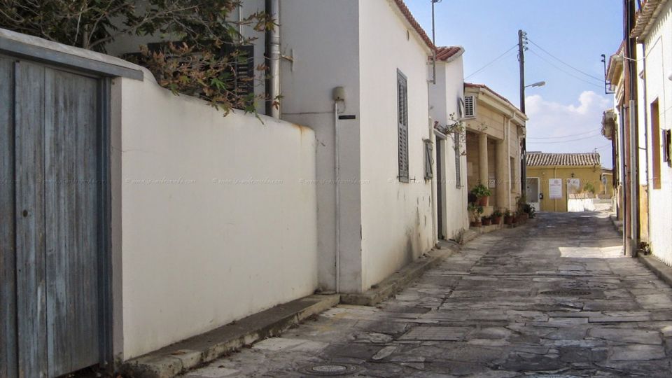 Χαρακτηριστικό δρομάκι στην περιοχή της Αγλαντζιάς όπου βρίσκεται το "σκαλί"