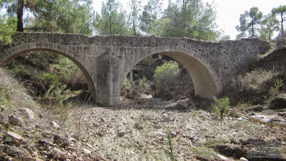 Το πανέμορφο παλαιό Διπλογέφυρο στον ποταμό Μήλο