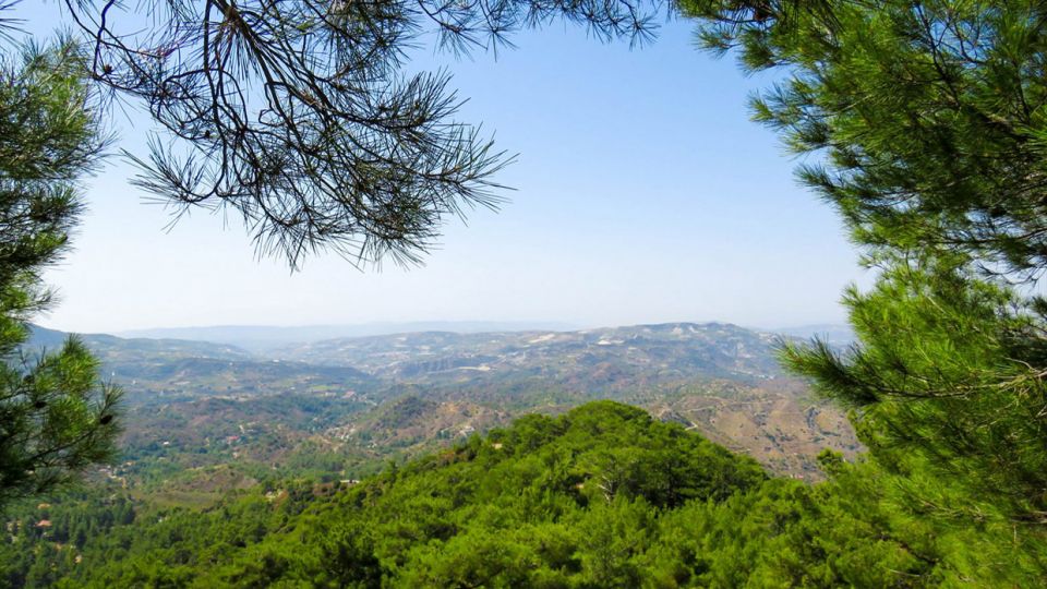 Σημείο θέας Καρούδες στις Πάνω Πλάτρες Λεμεσού με παρατήρηση των κοιλάδων των ποταμών Διαρίζου και Κρυού