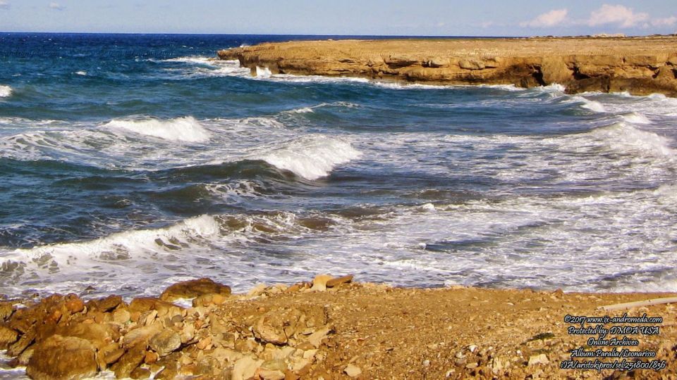 Παραλία στην θάλασσα της Αγίας Τριάς Γιαλούσας στην Καρπασία